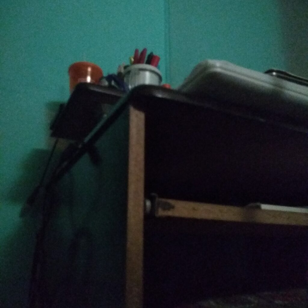 O celular e suas (in)formalidades 1 Foto que tirei do celular da minha mesa de trabalho, num quarto quase escuro, numa tarde de domingo. Fim da descrição.