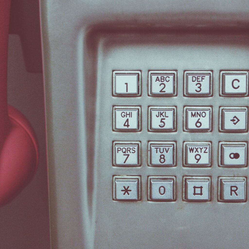 Lista Telefônica, o Google da minha infância 2 Imagem de um teclado de telefone público. Fim da descrição.