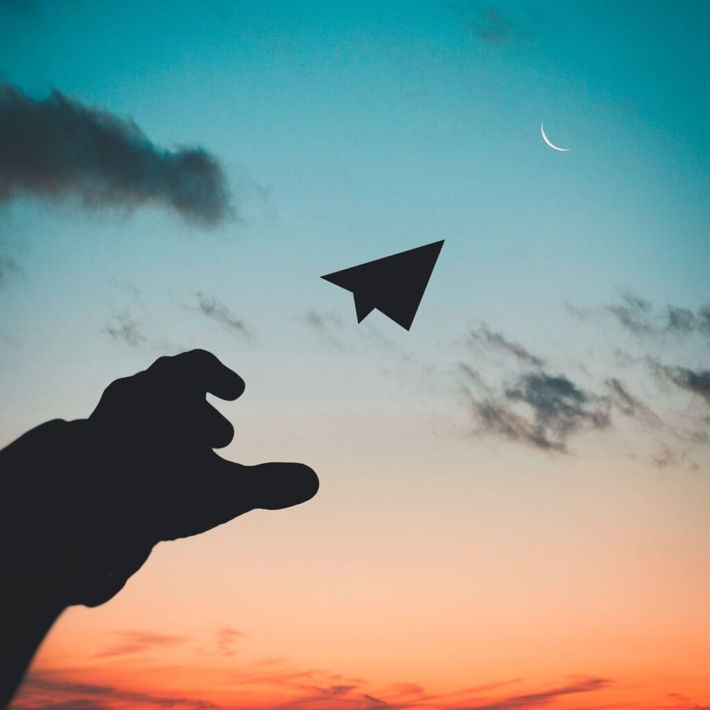 Voo 2020, fase 11 de 12 1 Um avião de papel num fim de tarde - como gosto desse horário! - representando um voo em sua fase 11 de 12. Fim da descrição.