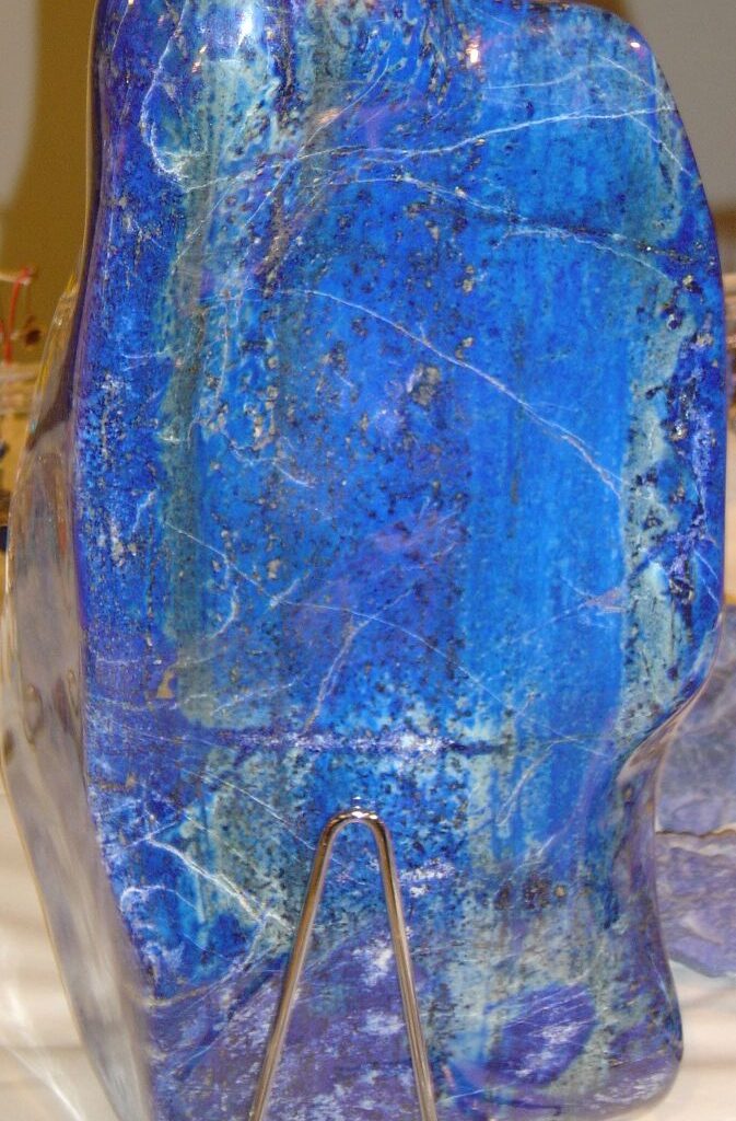 Todos os azuis do blog 1 Pedra de Lápis-lazuli. A origem do nome do azul, representando todos os azuis. Fim da descrição.