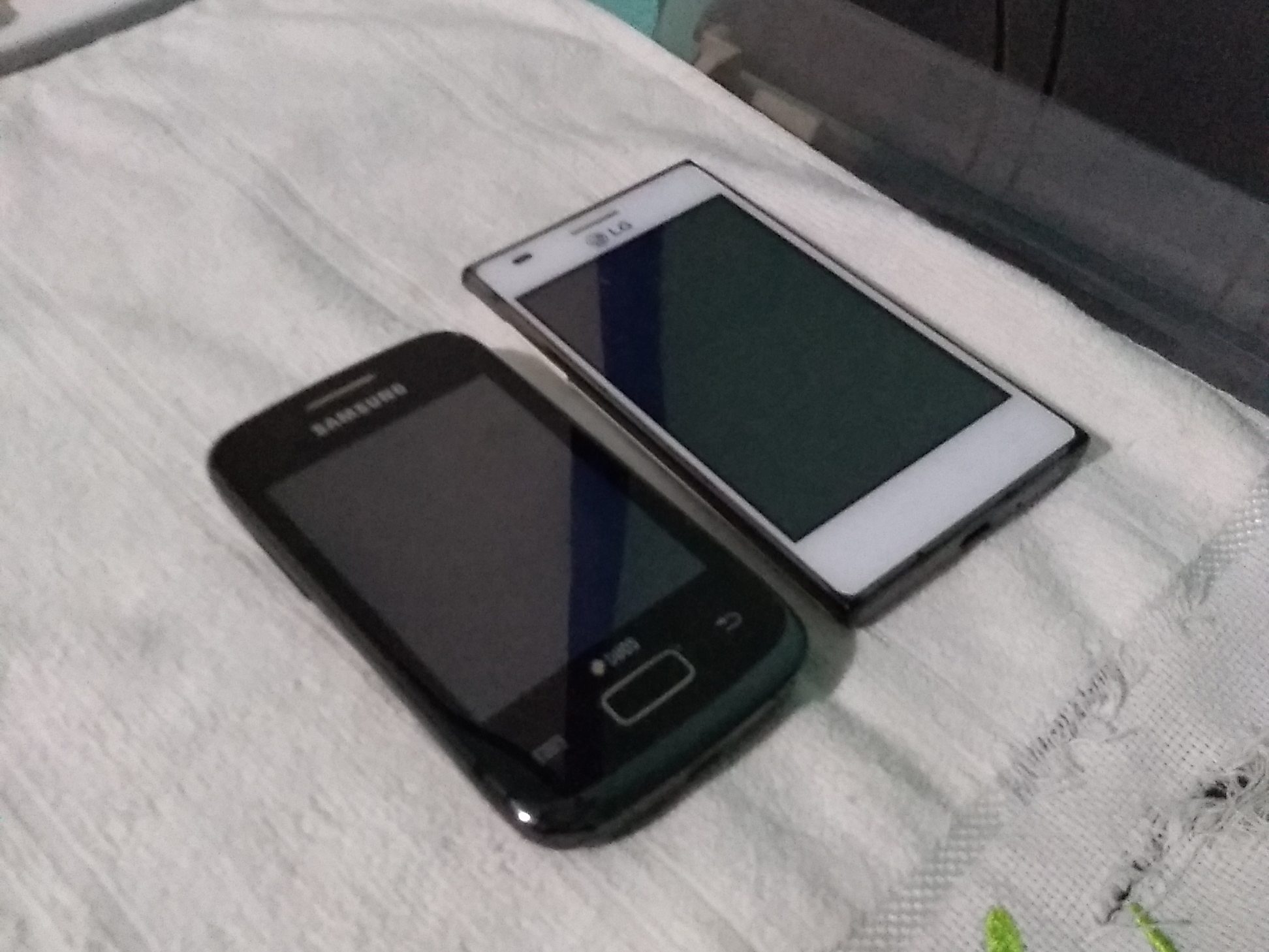 Onde mesmo o WhatsApp vai parar de funcionar? Confira lista completa de celulares 1 Imagens de dois celulares velhos: um preto e um branco, neste último o WhatsApp deixa de funcionar. Fim da descrição.