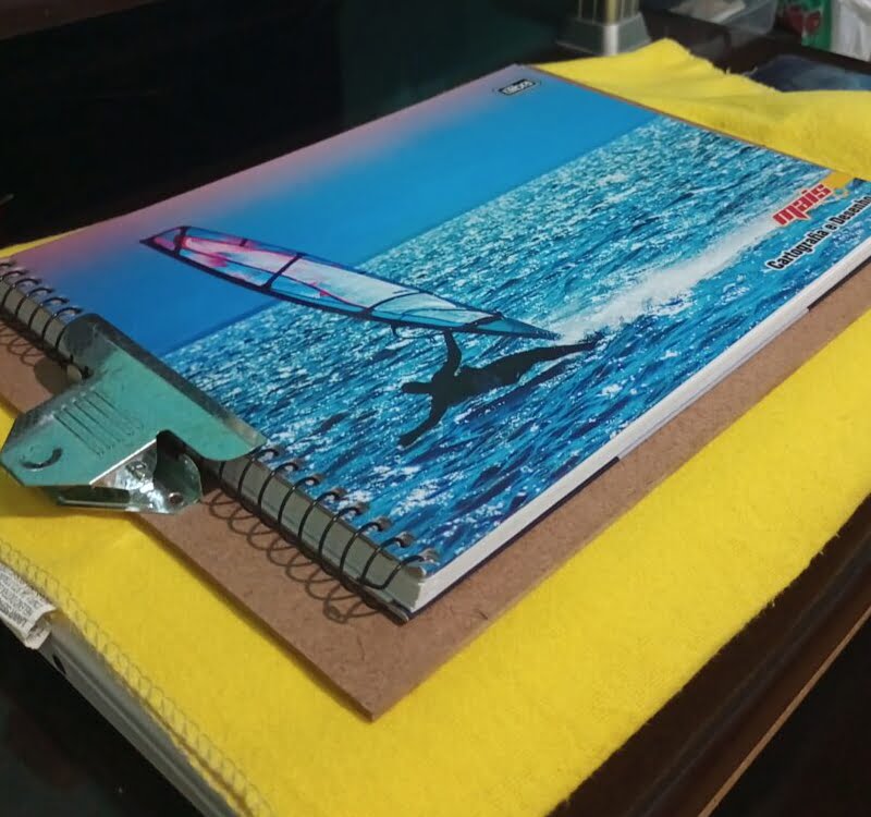 O novo caderno de #96folhas sobre uma prancheta.
