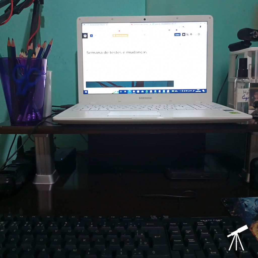 Semana de testes e mudanças 2 ...E agora, que eu elevei para um patamar maior da mesa. Deveria ter feito isso antes. Uso de teclado externo.