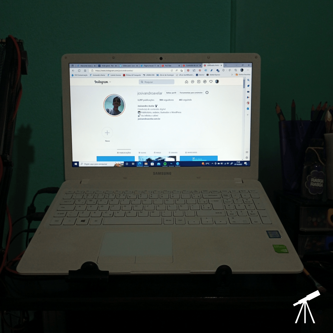 Mais alto, bem mais alto... 3 Agora o computador está mais alto, e já com o suporte.