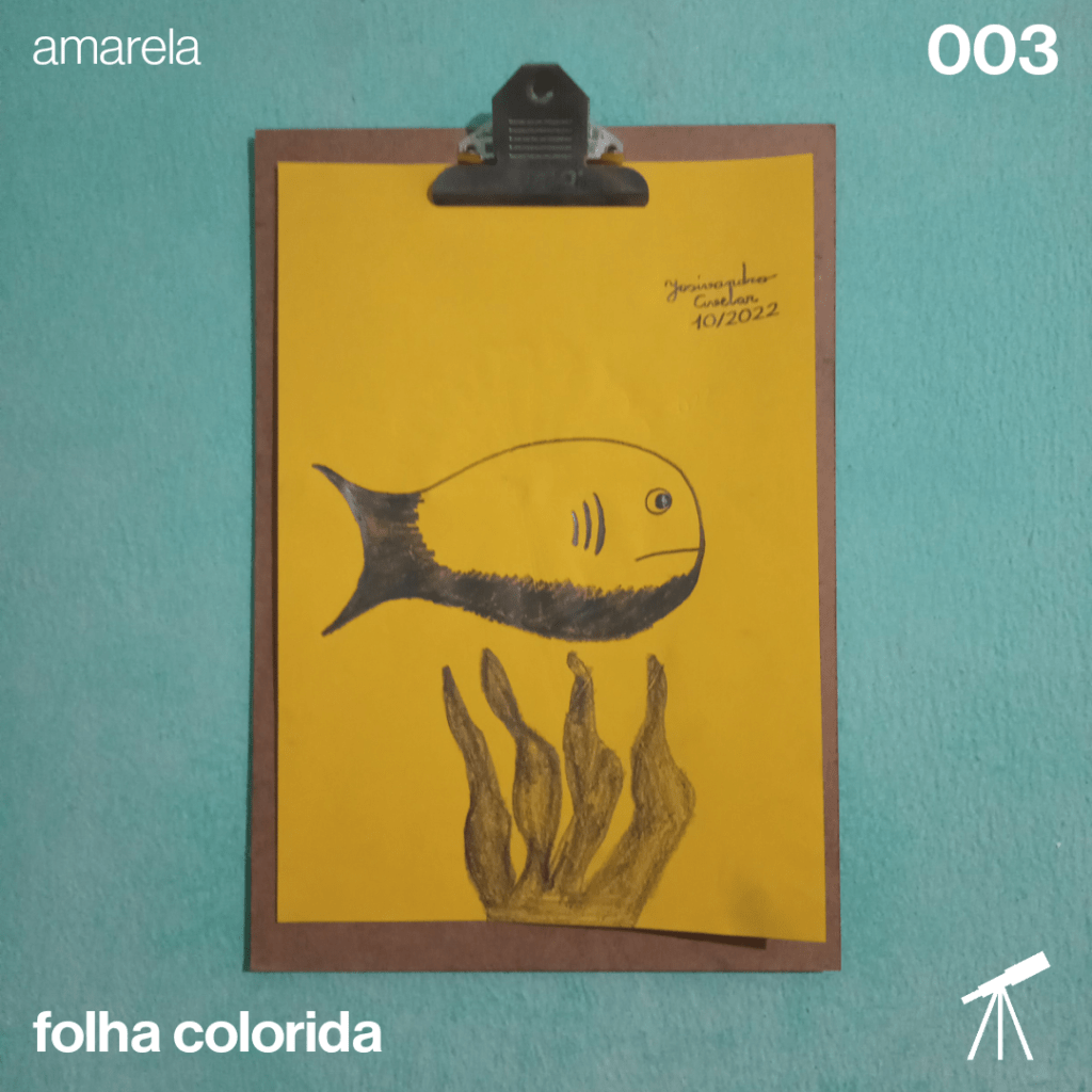 #FolhaAmarela - Peixe dourado 1 Desenho de um peixe dourado em uma folha amarela, com uma planta marinha ao fundo.