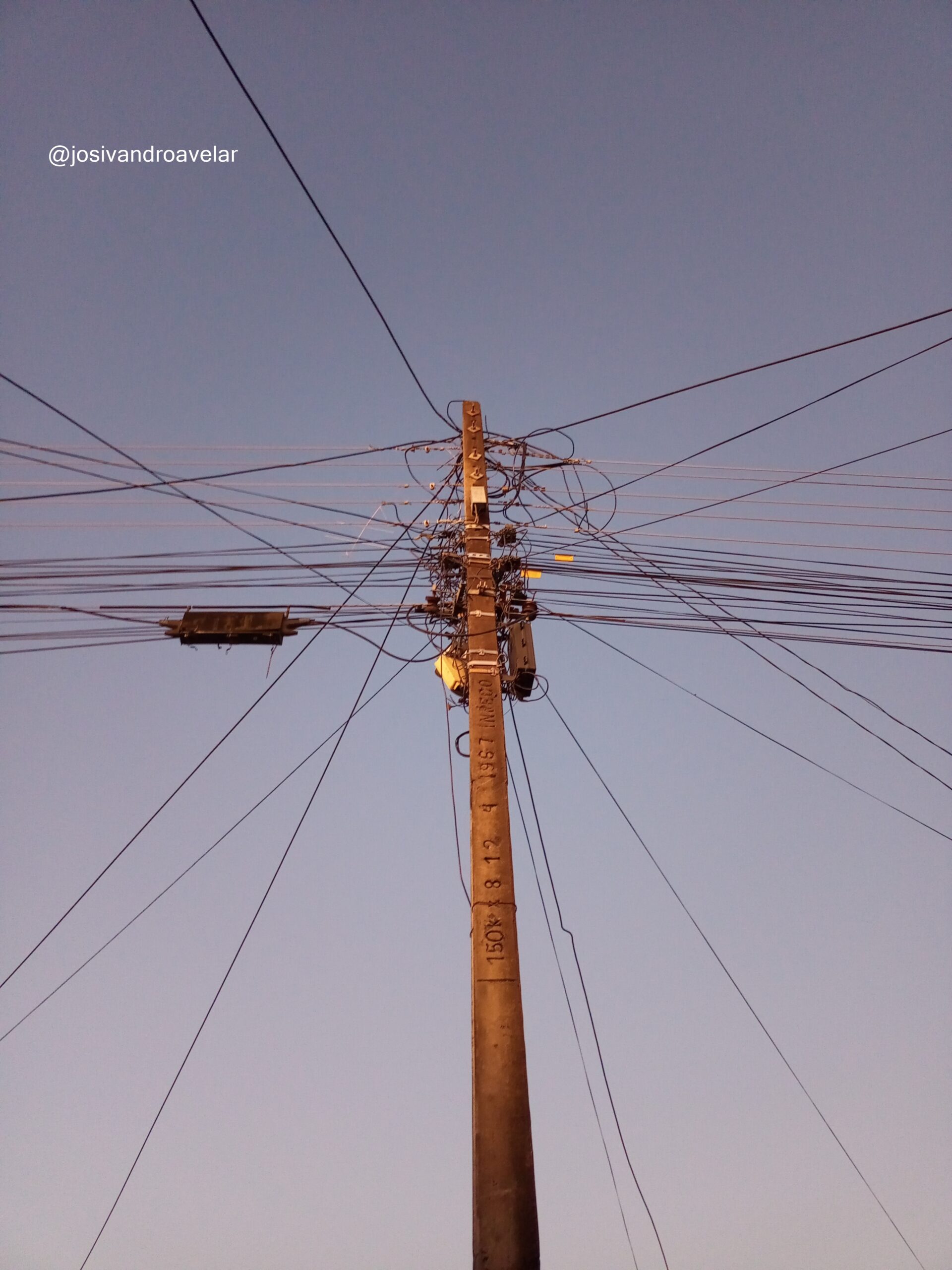 O poste 1 O poste da frente de casa. Emaranhado de fios.