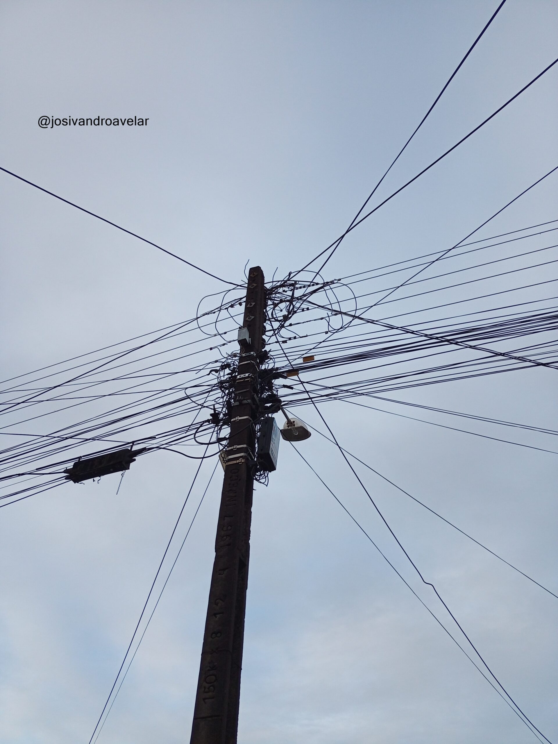 O poste 2 Outra foto do poste num fim de tarde.