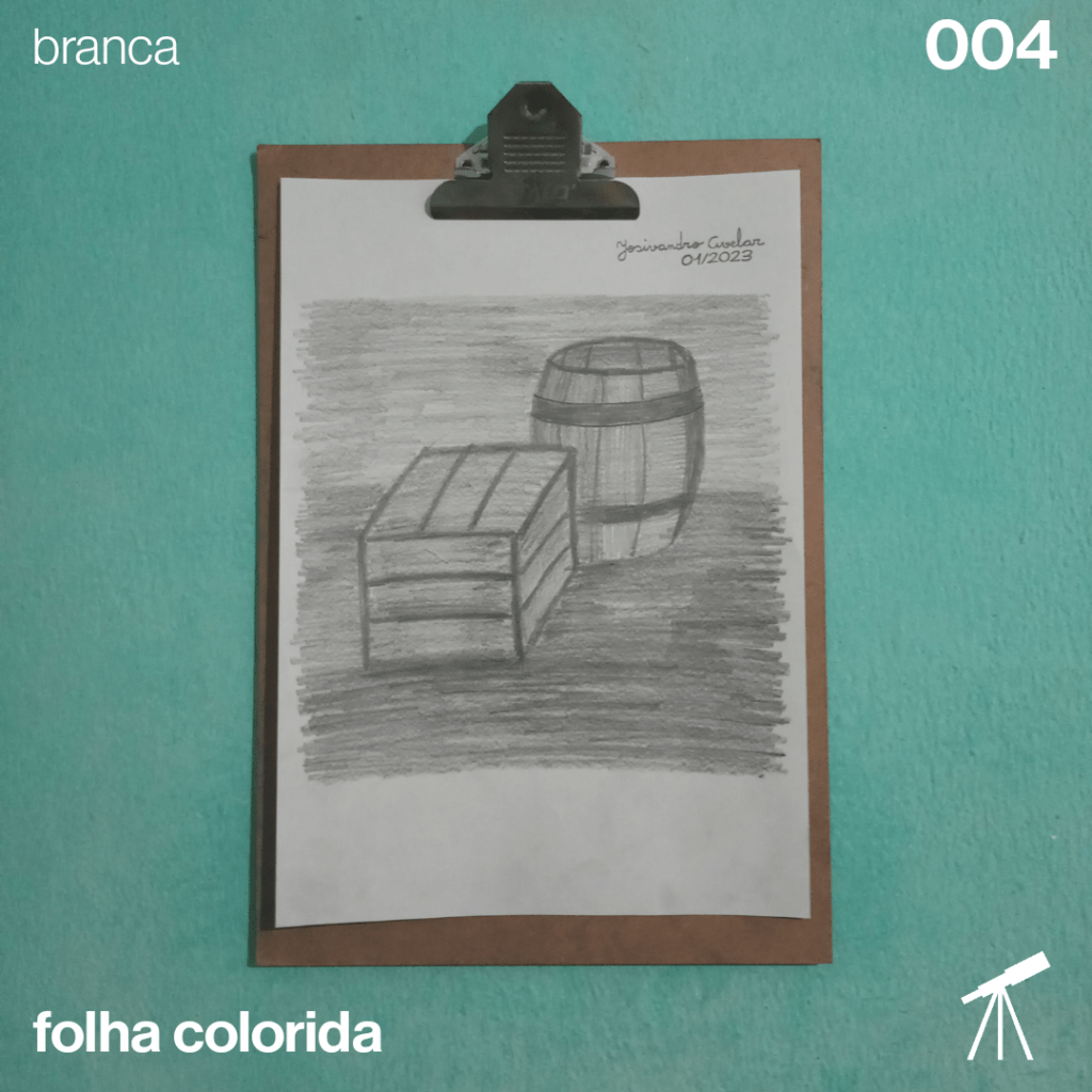 Desenho de caixote e barril, feito com lápis grafite 4B em uma folha de cor branca.
