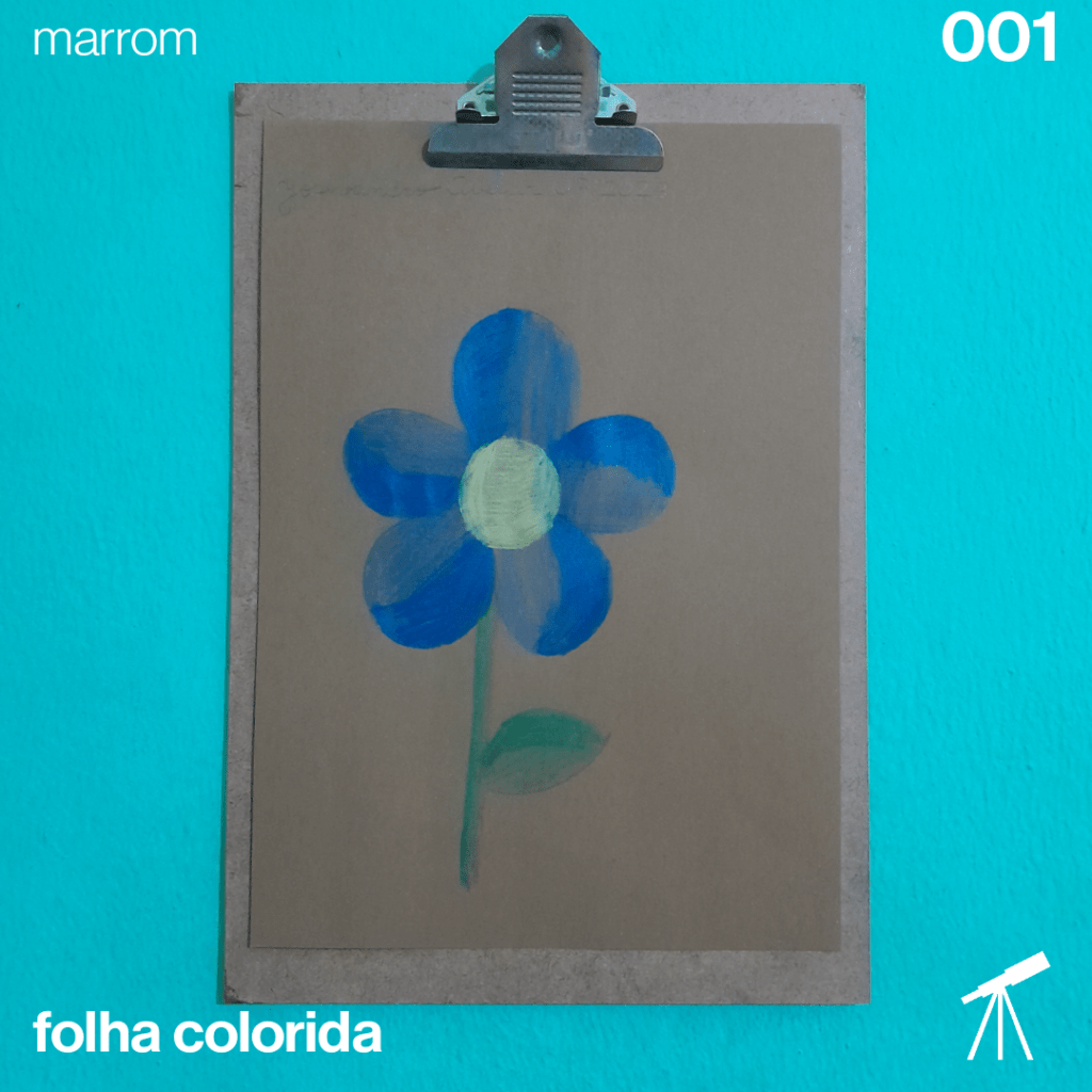 #FolhaMarrom - Flor azul 1 Desenho de uma flor azul feito com lápis de cor metálico em uma folha marrom.