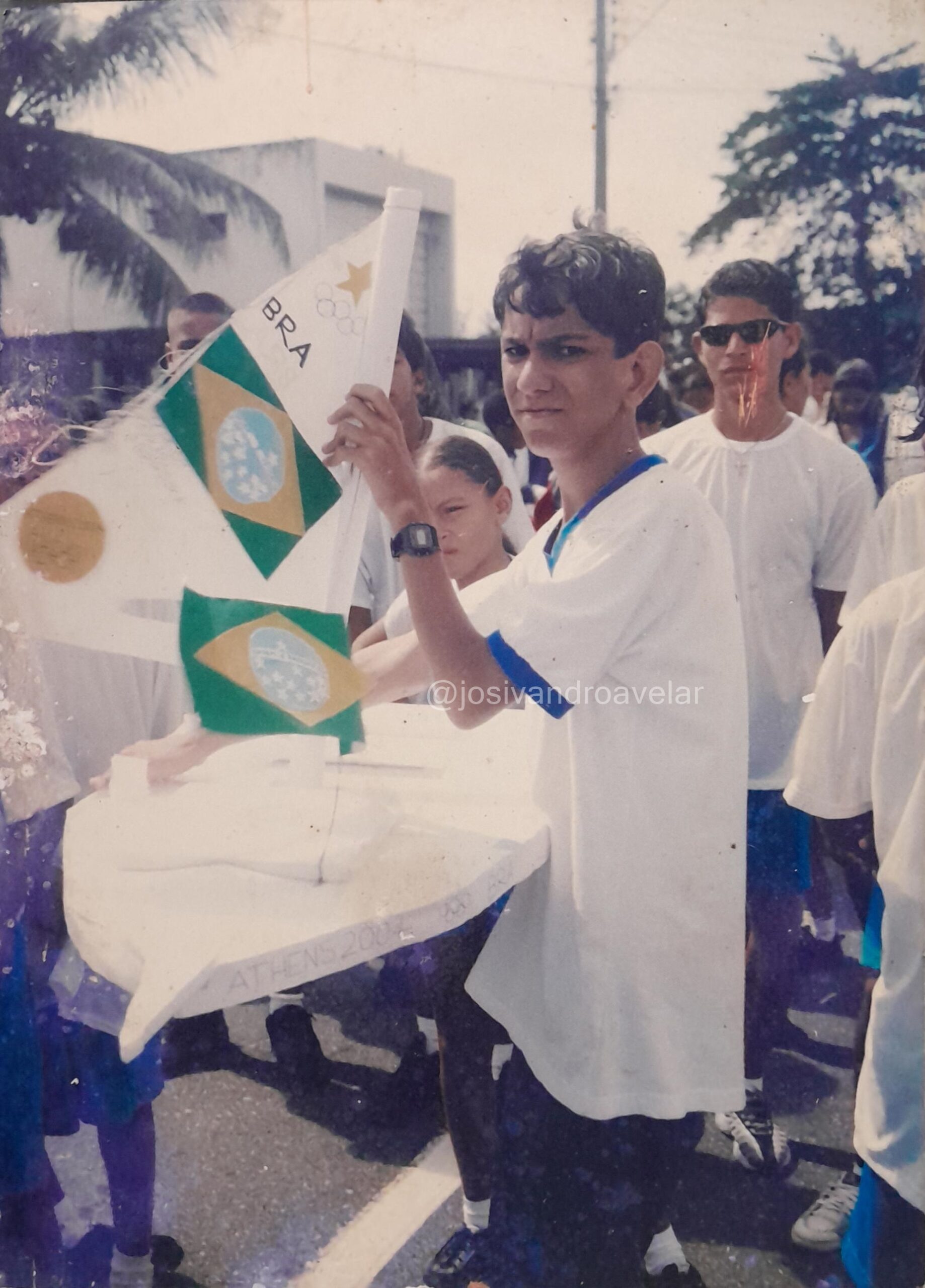 Lembranças das marchas no asfalto 3 Minha foto do desfile de 2004, quando eu desfilei com um barco a vela de isopor e papel.