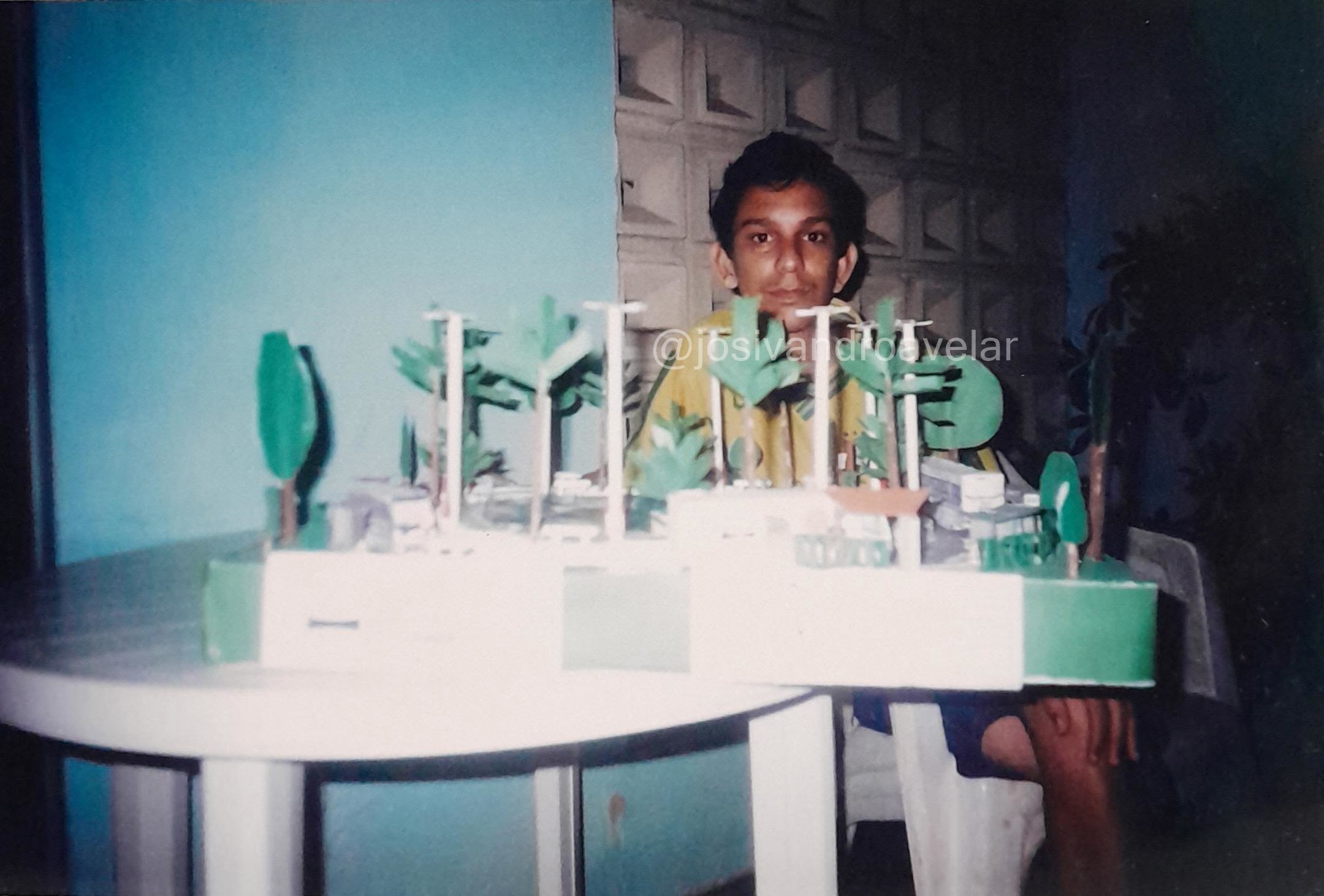 Lembranças das marchas no asfalto 5 Minha foto de 2005, com a lendária maquete da Lagoa.