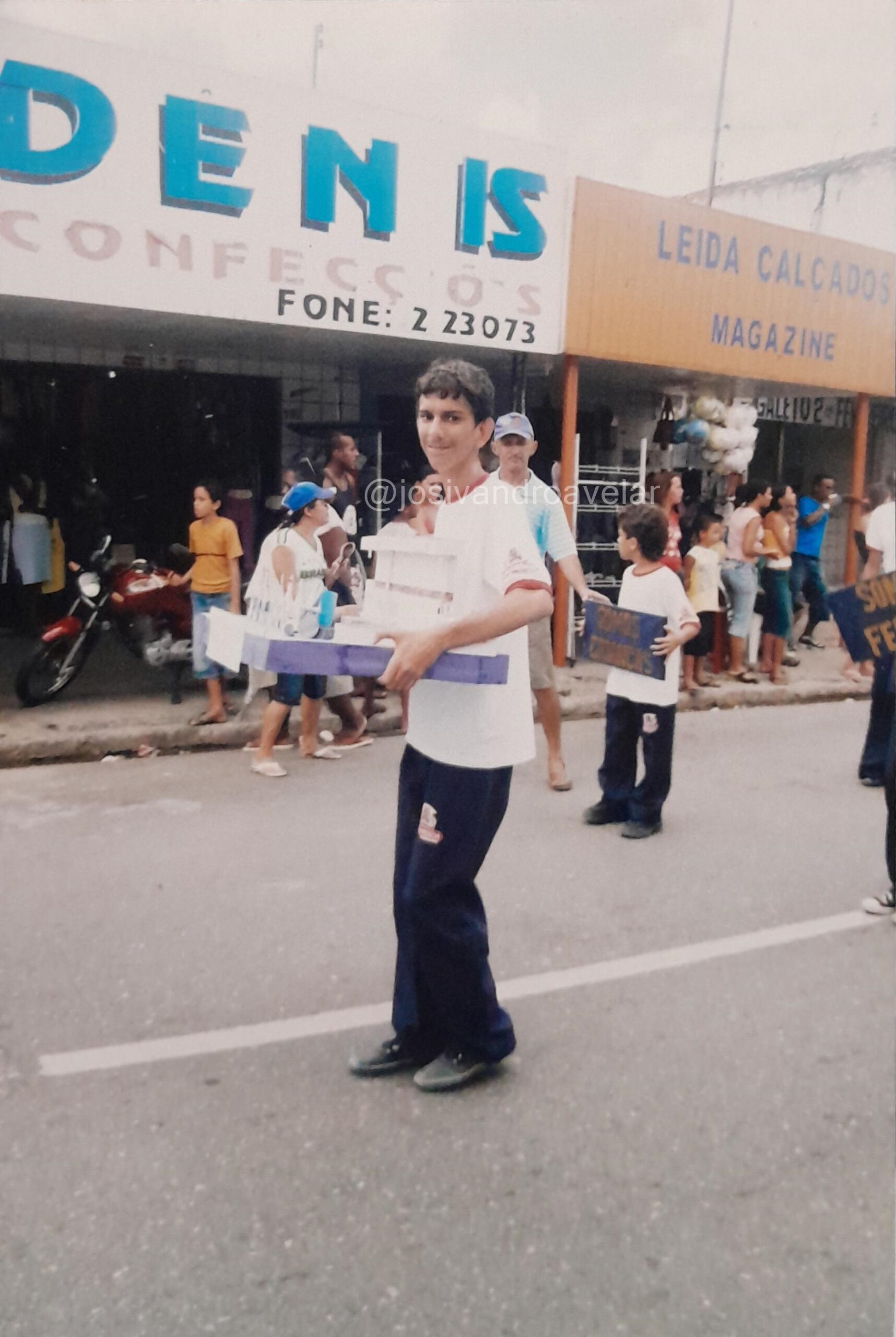 Lembranças das marchas no asfalto 6 Minha foto de 2006, com a lendária maquete da lateral da escola.