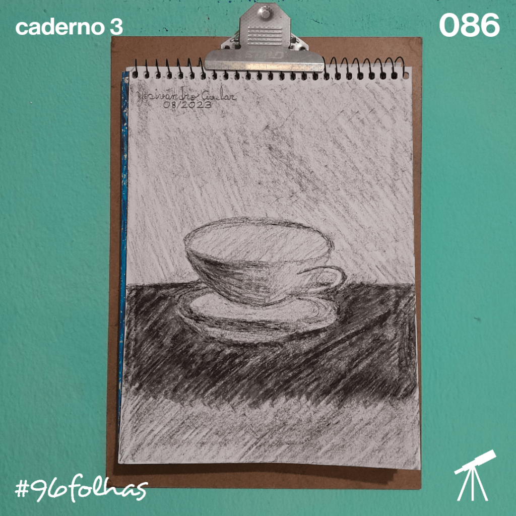 #96folhas- Café na mesa 1 Desenho de uma xícara de café na mesa, feito com giz de cera de cor preta.
