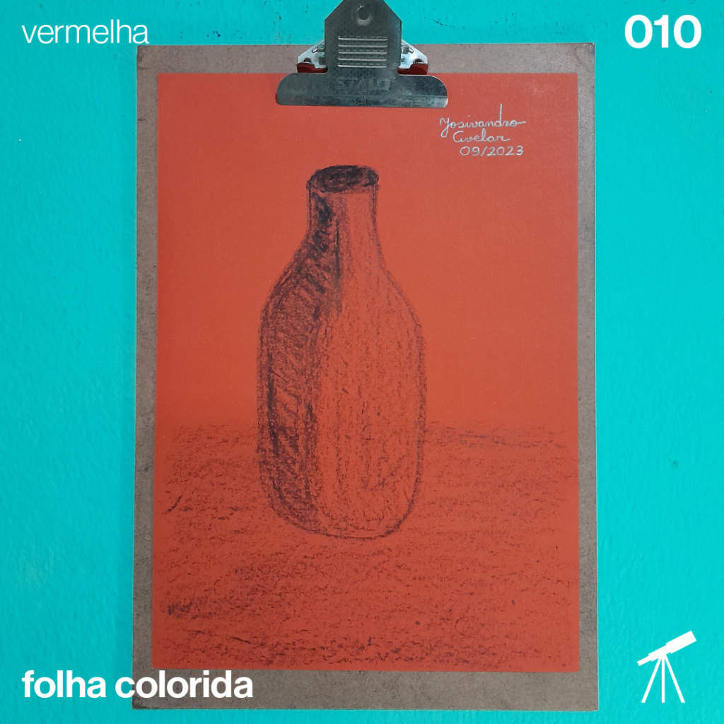 #FolhaVermelha - Garrafa vazia 1 Desenho de uma garrafa vazia feito em uma folha vermelha usando giz de cera de cor preta.