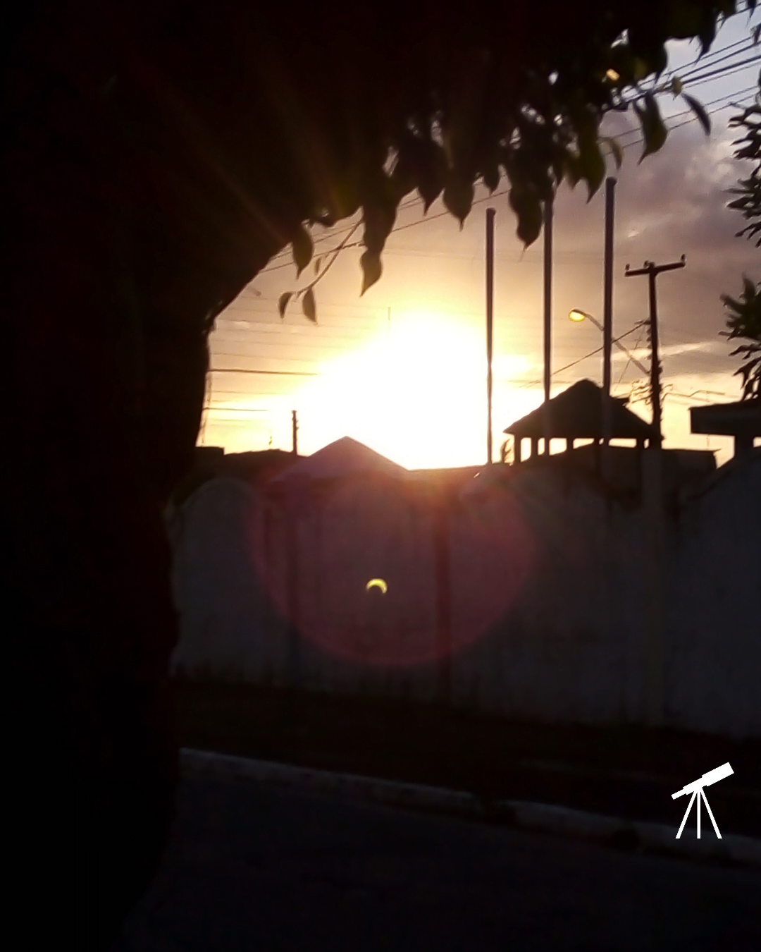 Luzes e sombras que mal se escondem 2 Momento do ápice do eclipse solar anular. Não foi possível registrar o Sol por motivos óbvios, mas o reflexo ficou.