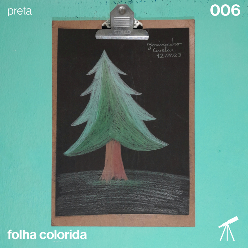 #FolhaPreta 006 - Pinheiro de Natal 1 Desenho de um pinheiro de Natal feito com lápis de cor metálico sobre folha de cor preta.