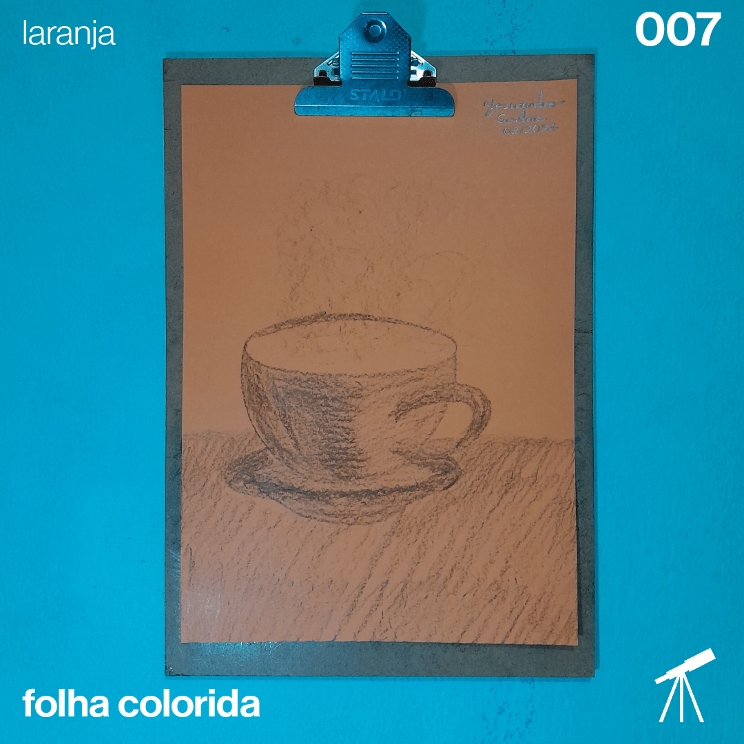 #FolhaLaranja 007 - Café 1 Domingo também é dia de café, principalmente de tarde. Servi um café sobre a mesa, com uma leve fumaça, desenhado em giz de cera preto em uma folha laranja.