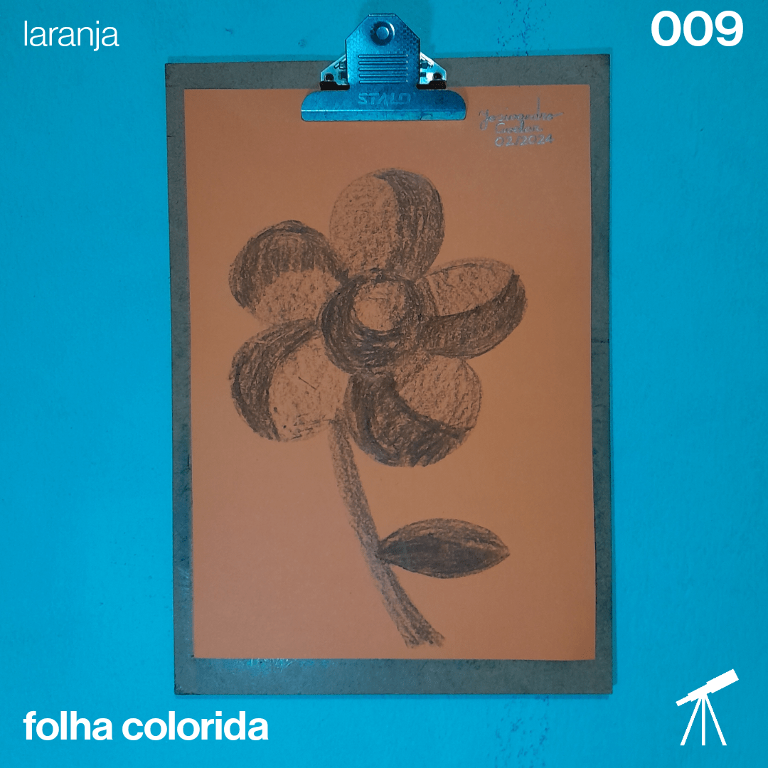 #FolhaLaranja 009 - Flor 1 Desenho de uma flor feita com giz de cera de cor preta, sobre uma folha de cor laranja.