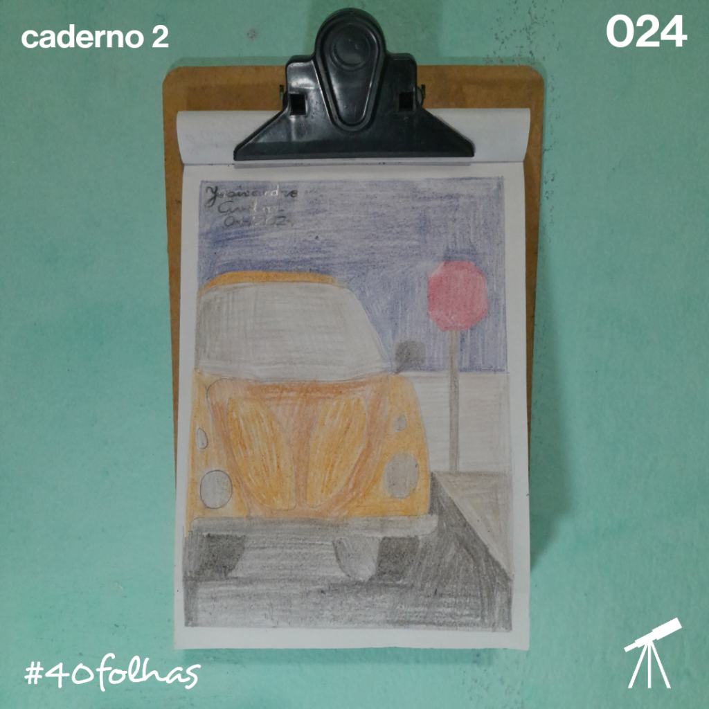 #40folhas caderno 2 - 024: Movimento 1 Desenho de um Fusca em uma pista. O cenário contém uma calçada, uma placa de pare e um muro cinza em um céu azul.