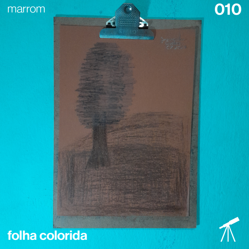 #FolhaMarrom 010 - Natureza 1 Uma árvore, um campo, um morro, a natureza em uma folha marrom, feita com giz de cera de cor preta.
