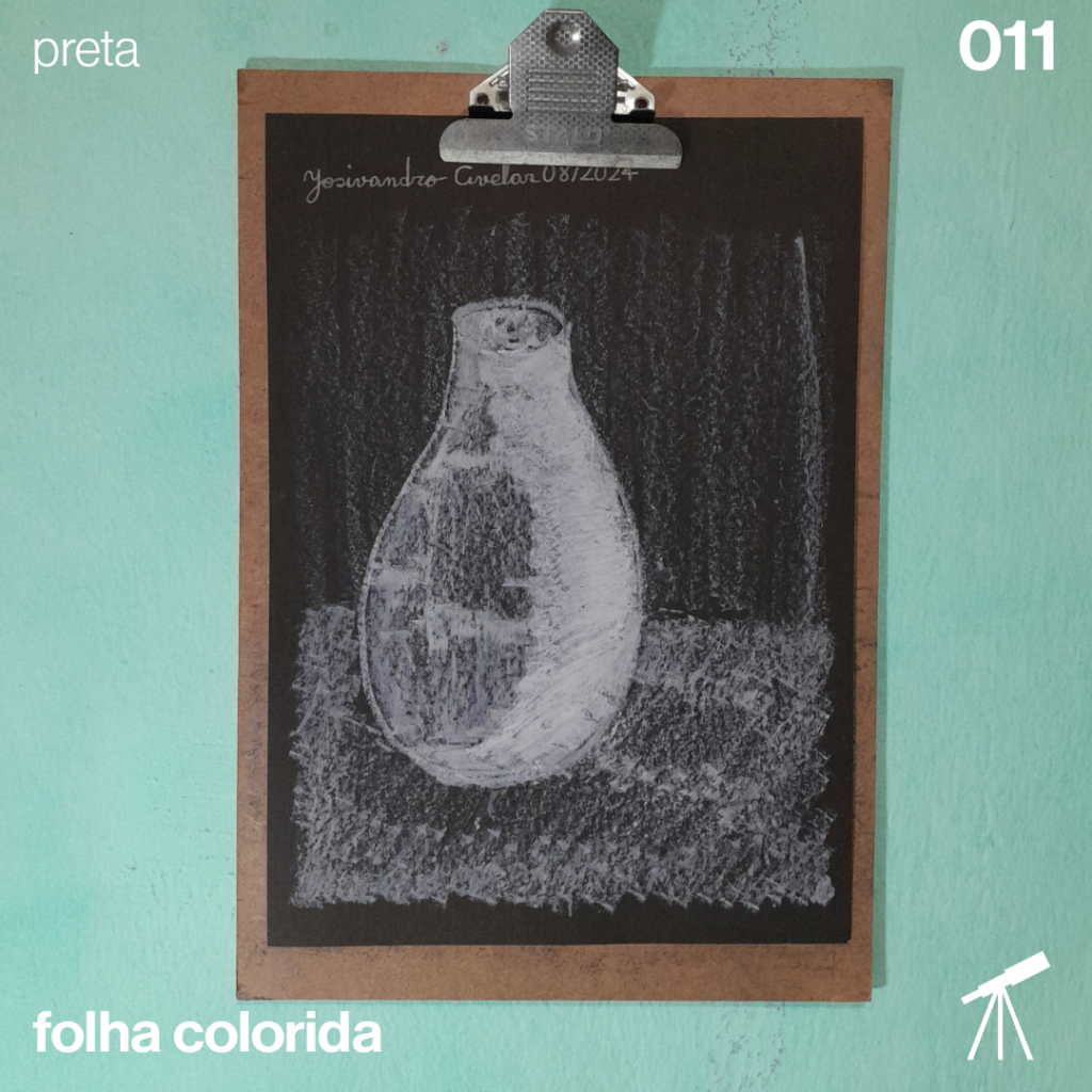 #FolhaPreta 011 - Vaso branco 1 Desenho de um vaso branco em giz pastel sobre folha de cor preta.