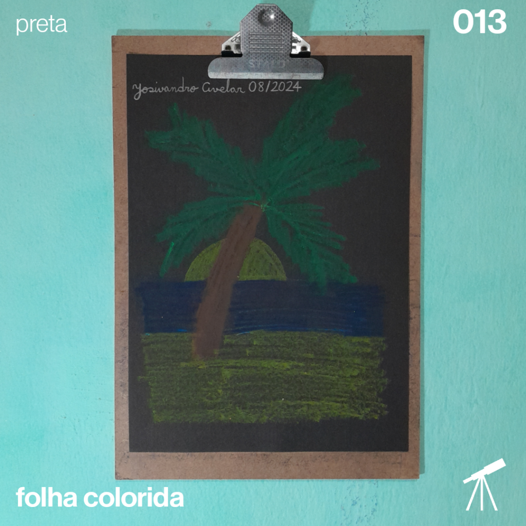 #FolhaPreta 013 - Cores do litoral 1 Cenário praiano, com coqueiro, areia, mar e Sol nascente, desenhados com giz pastel em uma folha de cor preta, representando as cores do litoral.