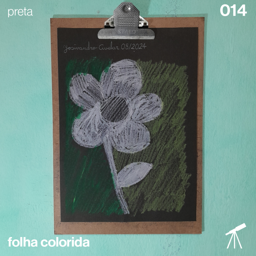 #FolhaPreta 014 - Flores e cores 1 Flor branca sobre fundo verde do lado esquerdo e amarelo do lado direito, feito com giz pastel sobre folha preta, representando flores e cores.
