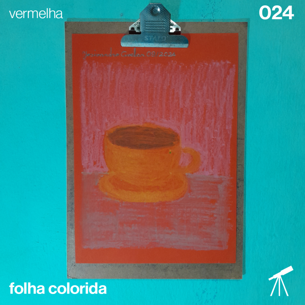 #FolhaVermelha 024 - Café para todos os momentos 1 Café para todos os momentos, servido em uma xícara amarela em um cenário azulado, desenhado com giz pastel sobre folha de cor vermelha.