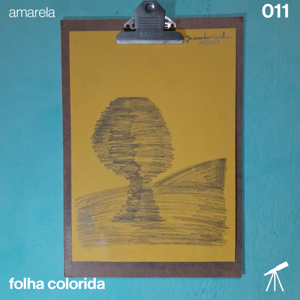 #FolhaAmarela 011 - Há uma árvore no meio do nada 1 Há uma árvore no meio do nada, na frente de uma serra, desenhada com lápis grafite sobre uma folha de cor amarela.