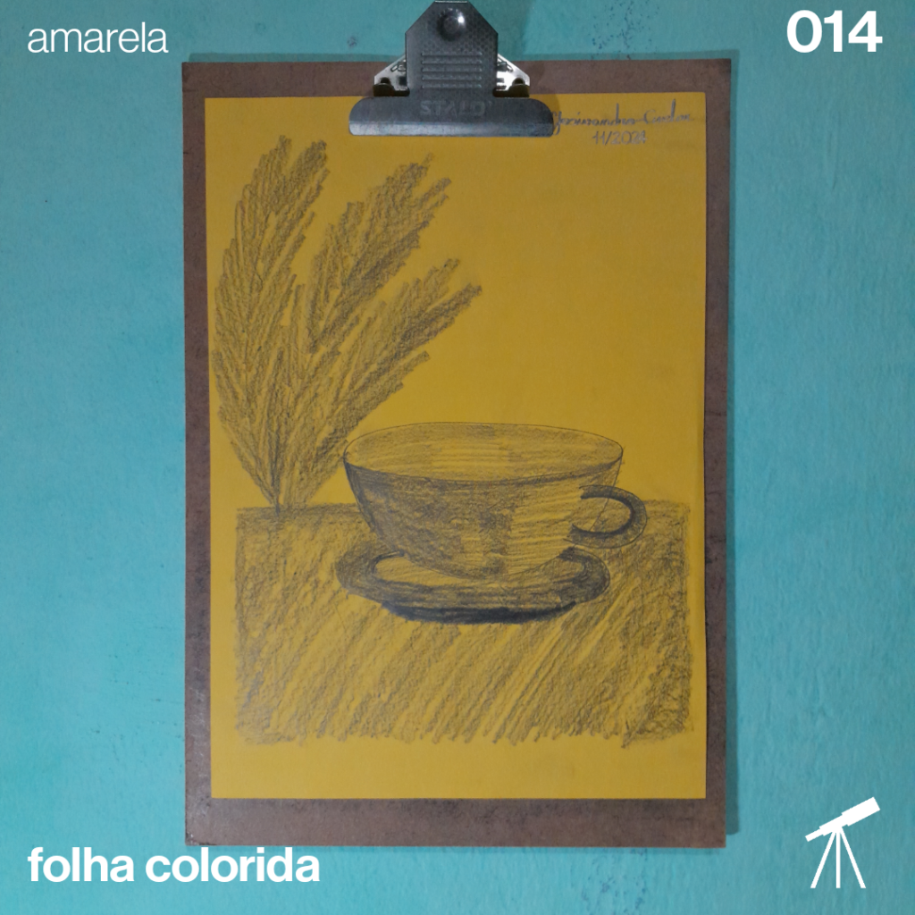 Café das cinco horas, sobre a mesa, atrás de uma planta, desenhada com lápis grafite em uma folha de cor amarela.