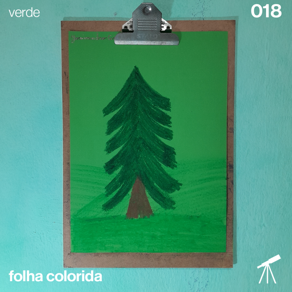 #FolhaVerde 018 - Pinheiro 1 Pinheiro de Natal, em um campo com montanhas ao fundo, desenhado com giz pastel sobre uma folha de cor verde.