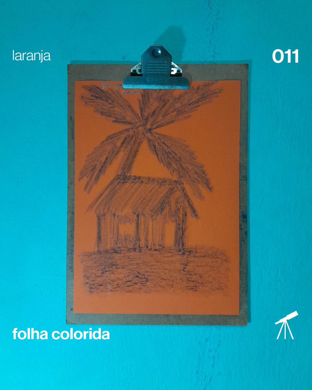 #FolhaLaranja 011 - Cabana praiana 1 Cabana praiana com um coqueiro ao fundo, desenhado com giz de cera de cor preta sobre uma folha de cor laranja.