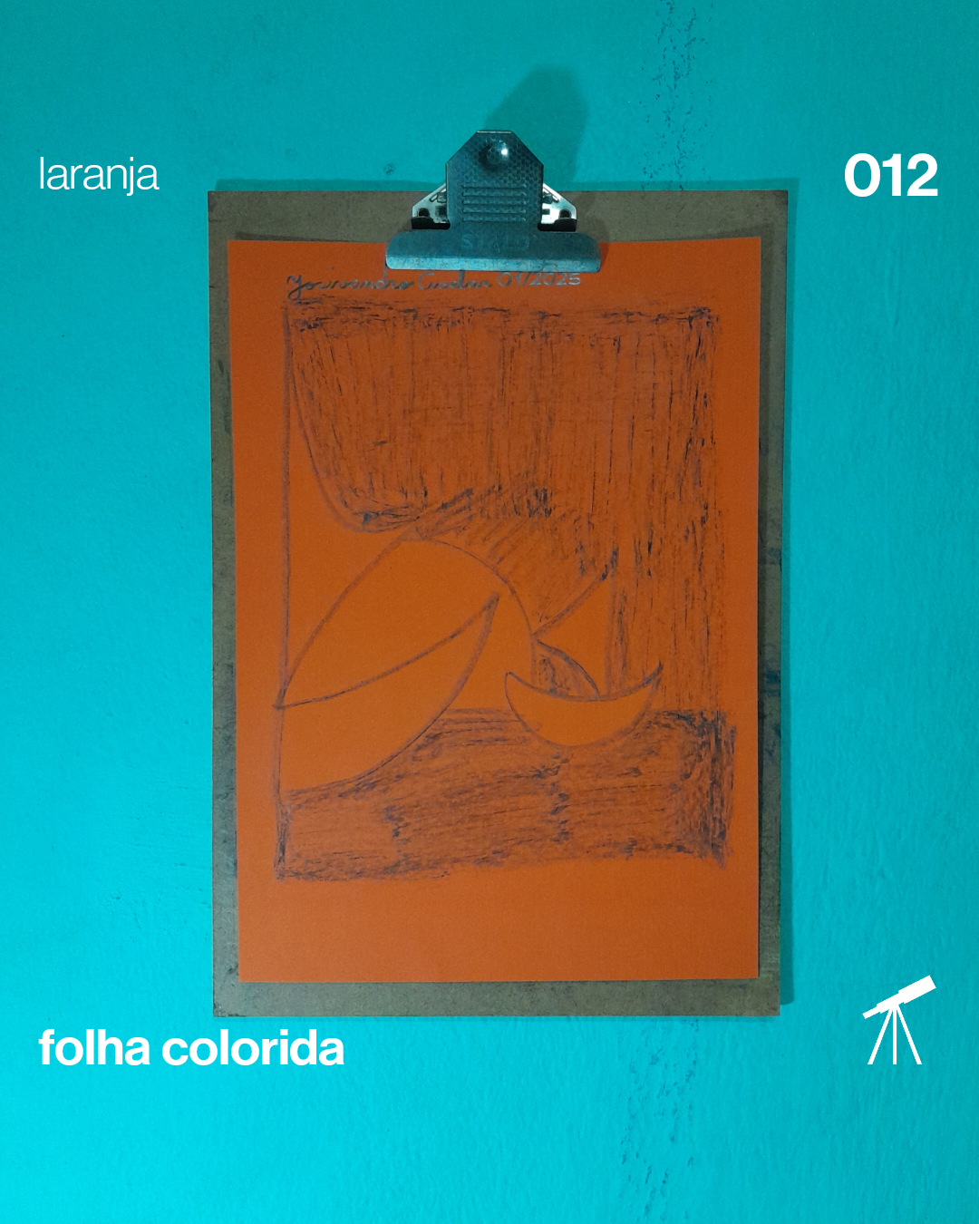 #FolhaLaranja 012 - Jangadas ao mar 1 Jangadas ao mar na luz do luar, desenhadas com giz de cera de cor preta em uma folha de cor laranja.