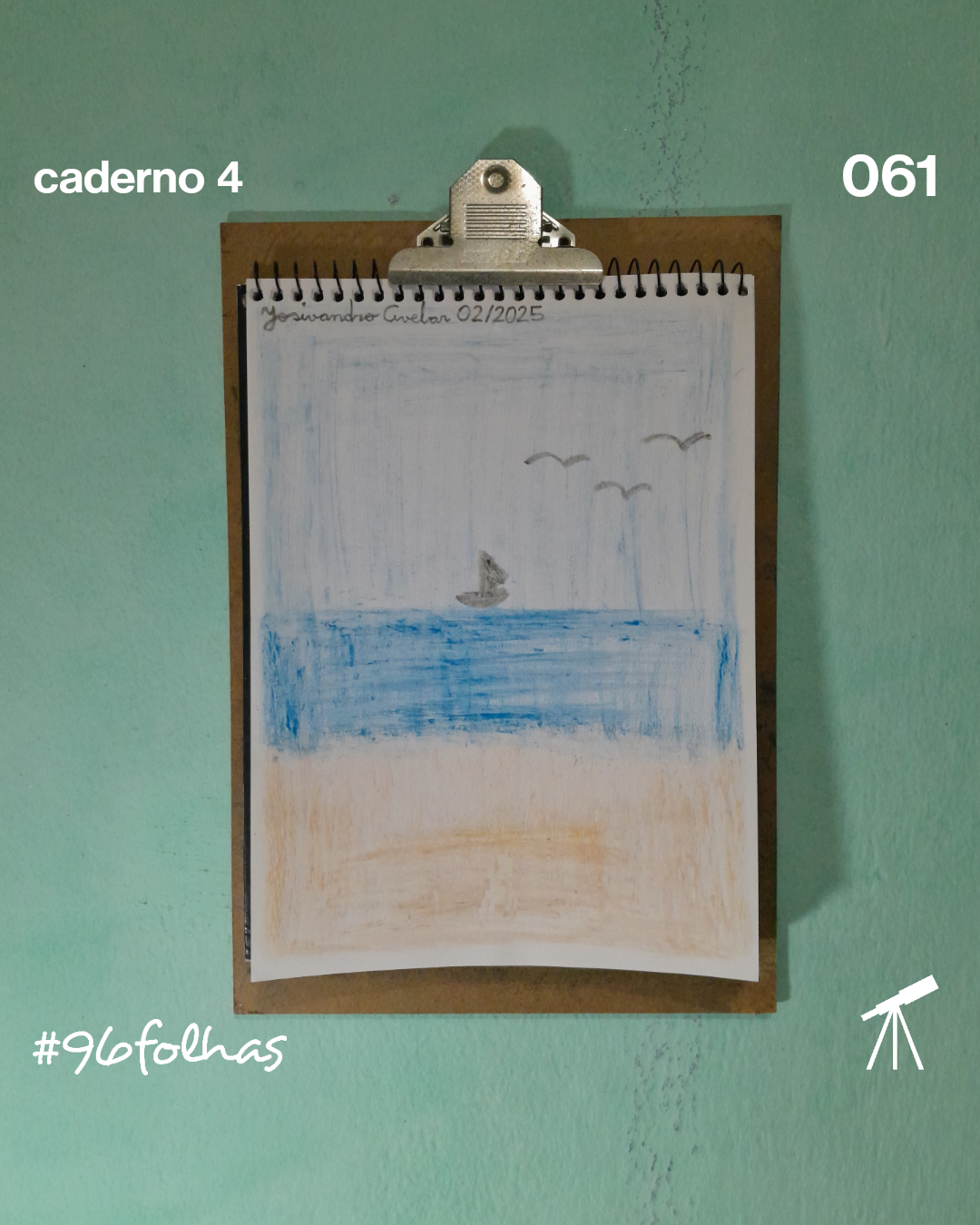 #96folhas caderno 4 - 061: Visão da praia 1 Visão da praia, com cores que representam a areia, o mar, o céu, com barco e pássaros no horizonte.