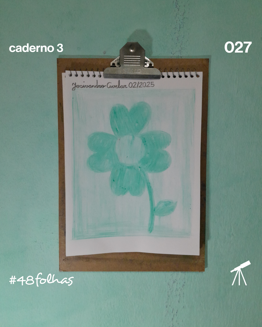 #48folhas caderno 3 - 027: É uma questão de sorte 1 Trevo de quatro folhas, verde sobre fundo verde, representando uma questão de sorte.