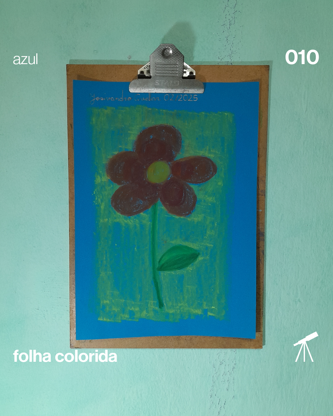 #FolhaAzul 010 - Gravura de uma flor 1 Gravura de uma flor vermelha sob fundo amarelo, desenhada com giz pastel oleoso em uma folha de cor azul.
