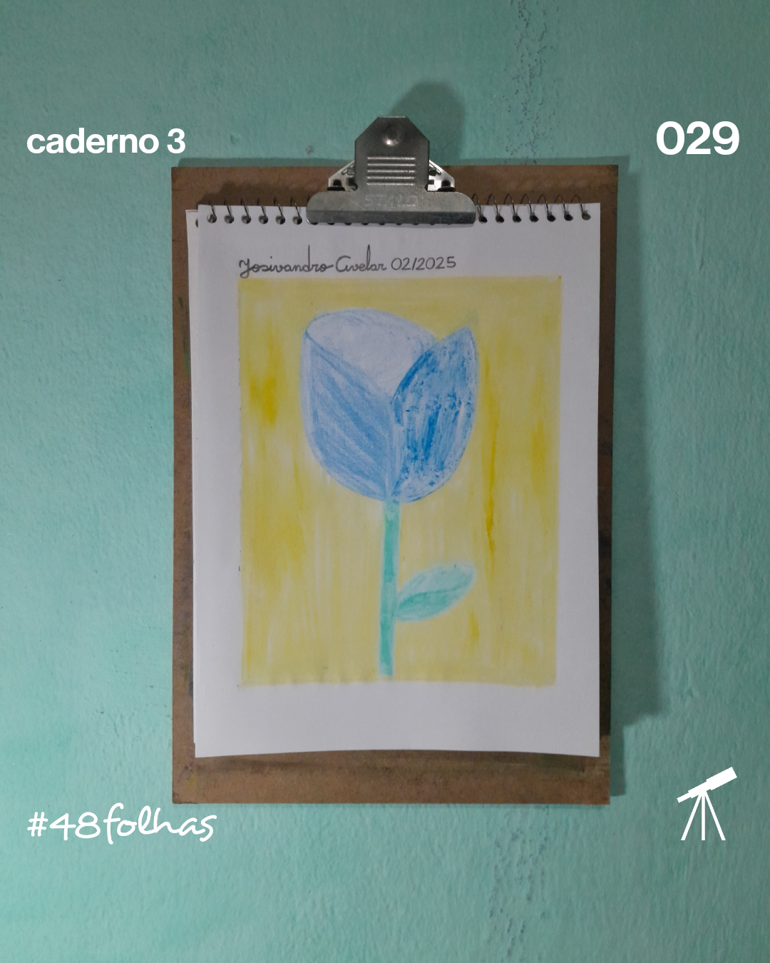 #48folhas caderno 3 - 029: Rosa azul 1 Rosa azul sob fundo amarelo, desenhado com giz de cera.