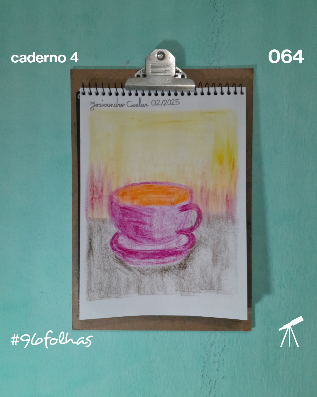 #96folhas caderno 4 - 064: Chá das cinco 1 Chá das cinco servido em uma xícara em tons de violeta, sob uma mesa em tons de madeira, em uma parede com tons de violeta e amarelo.