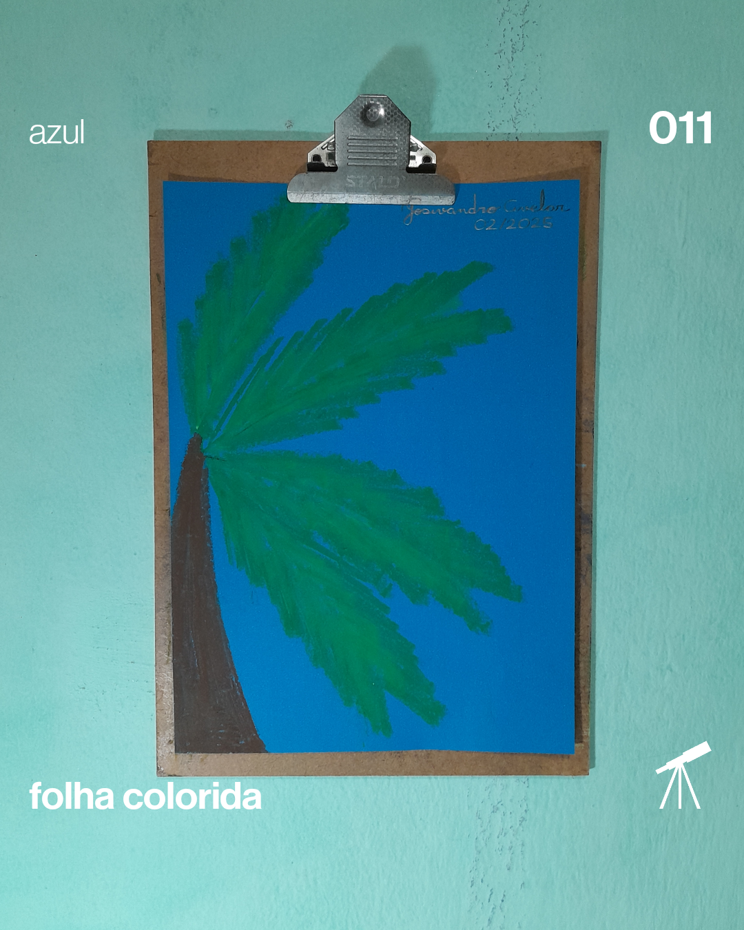 #FolhaAzul 011 - Coqueiro da praia 1 Desenho de um coqueiro da praia feito em giz pastel sobre uma folha azul.