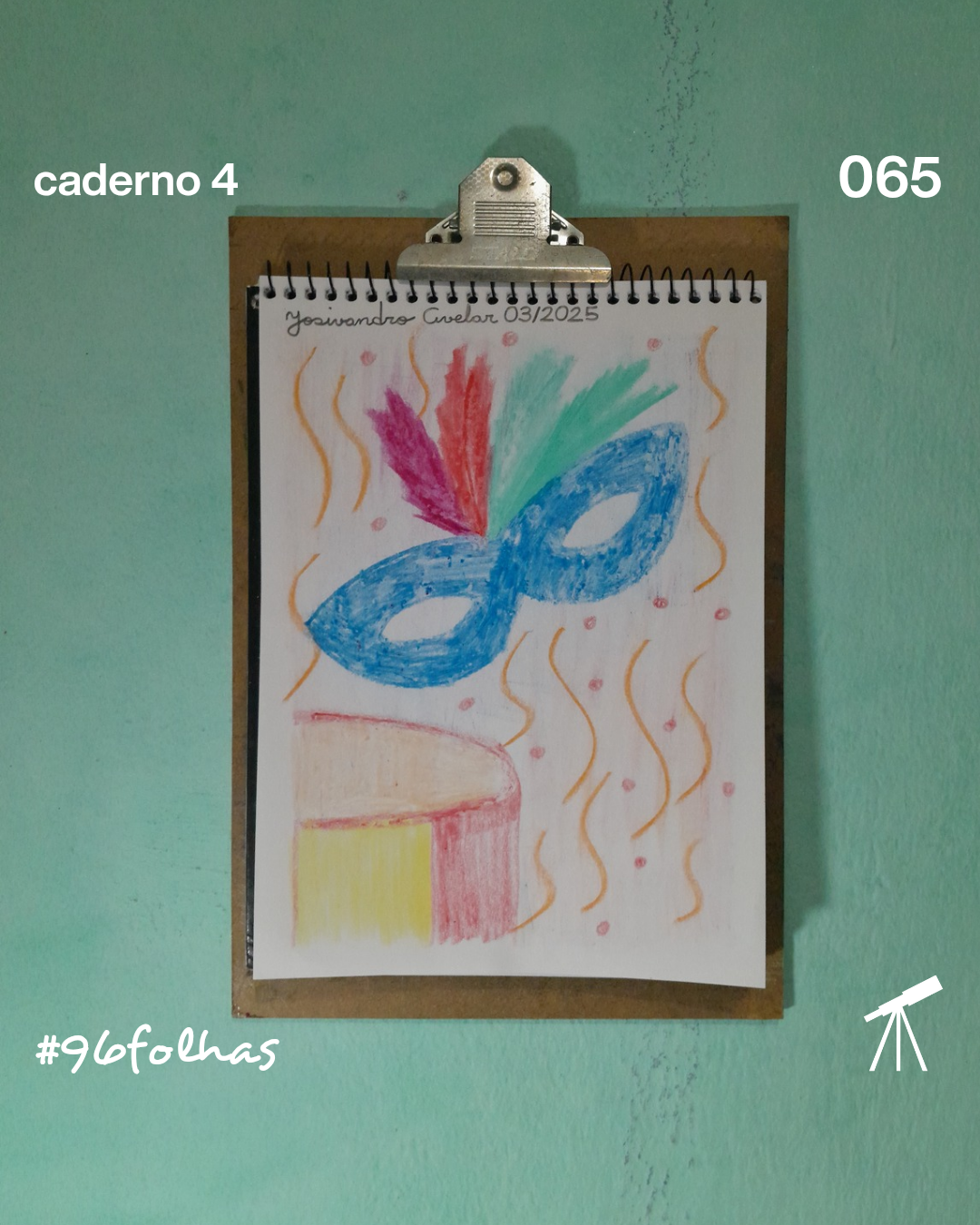 #96folhas caderno 4 - 065: Cores do Carnaval 1 Máscara de Carnaval azul, com penas em verde e vermelho, acima de um tambor em amarelo e vermelho, com confete vermelho e serpentina alaranjada em fundo rosa. formando a mistura das cores do Carnaval.