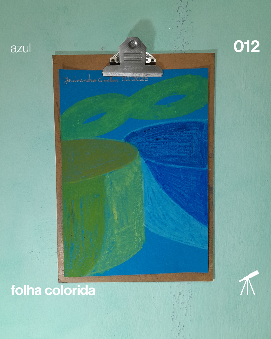 #FolhaAzul 012 - Batucada carnavalesca 1 Batucada carnavalesca com tambores em tons de amarelo e azul, com uma máscara em tons de amarelo no topo.