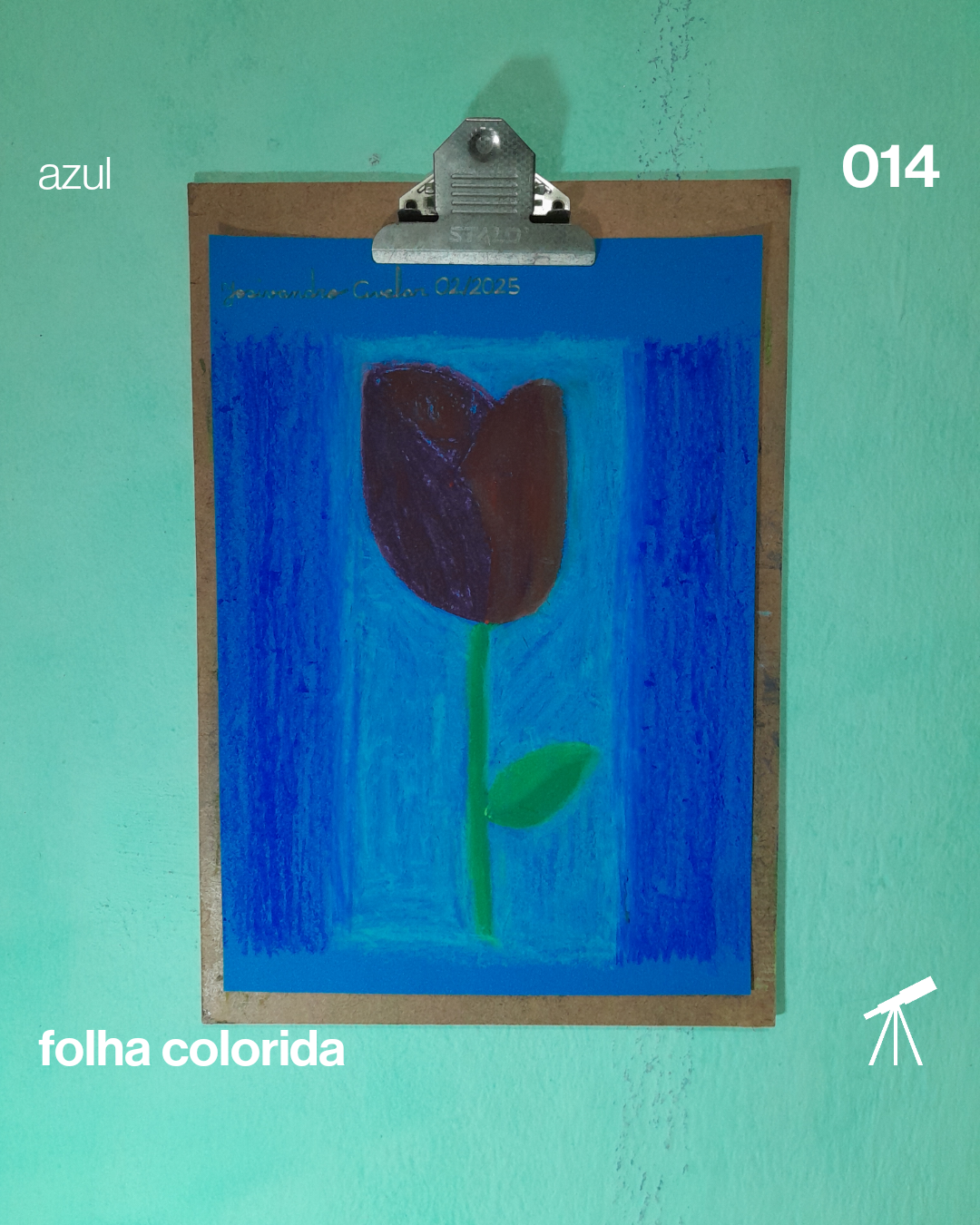#FolhaAzul 014 - Uma rosa sobre o azul 1 Uma rosa sobre o azul, desenhada com giz pastel oleoso sobre uma folha de cor azul.