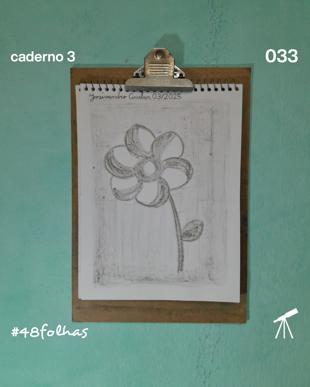 Flor em preto e branco, desenhado com giz de cera de cor preta.