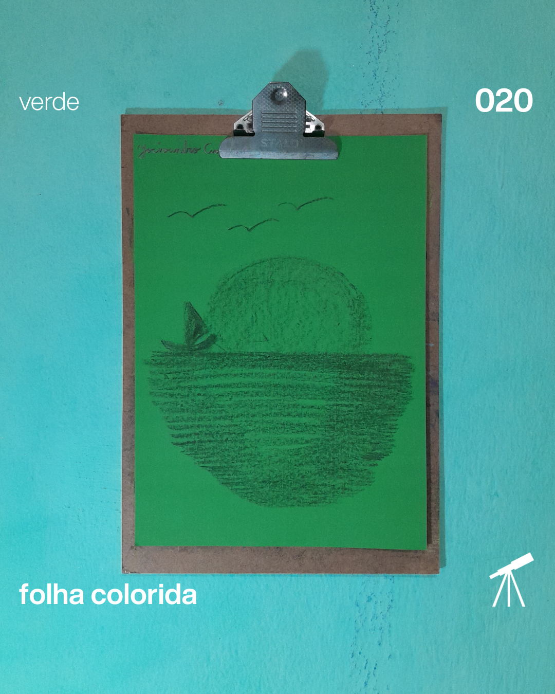 Um novo começo, representado pelo nascer do Sol, com reflexo no mar, onde um barco navega e os pássaros voam no céu. Cenário desenhado com giz de cera de cor preta em uma folha de cor verde.