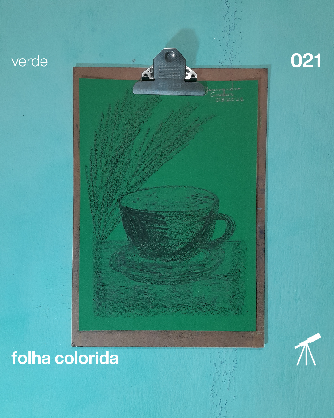 #FolhaVerde 021 - Café da tarde 1 Xícara de café em cima de uma mesa, com uma planta ornamental ao fundo, representando o café da tarde em um jardim. Desenho feito com giz de cera de cor preta sobre uma folha verde.