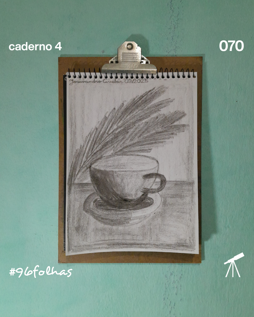 #96folhas caderno 4 - 070: Café da tarde no jardim 1 Café da tarde no jardim, com uma xícara sobre a mesa, tendo uma planta ornamental ao fundo. Desenho feito com giz de cera de cor preta.
