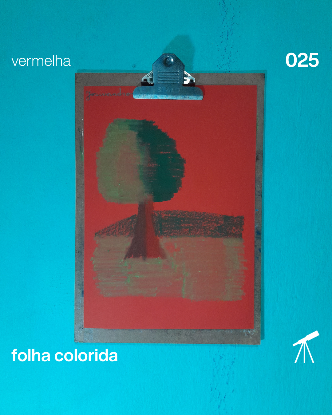 #FolhaVermelha 025 - Sob aquela árvore 1 Sob aquela árvore, com grama e um morro ao fundo.
