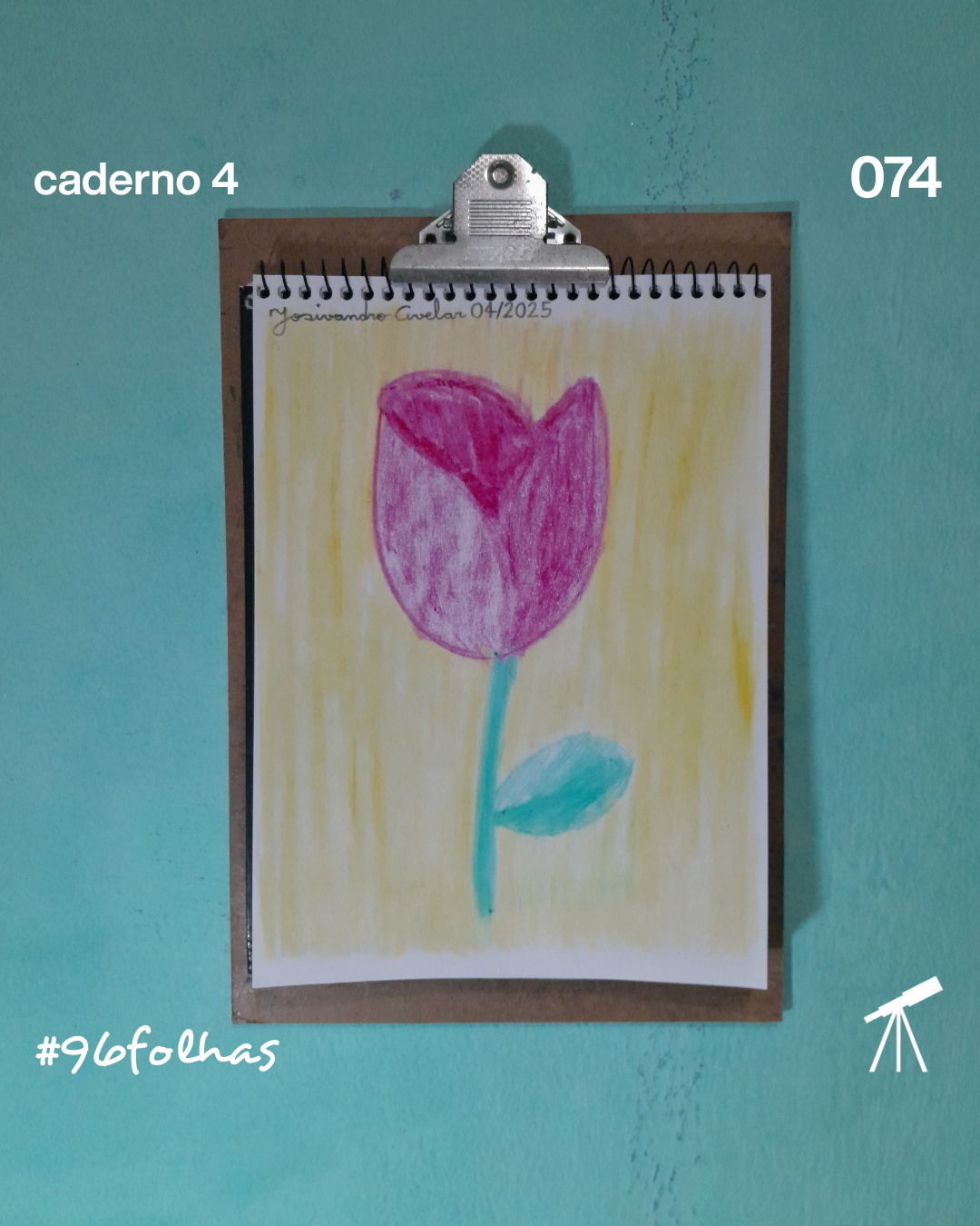 #96folhas caderno 4 - 074: Uma flor... uma rosa 1 Uma flor, uma rosa com pétalas em cor de vinho, sobre um fundo amarelo, desenhada com giz de cera.