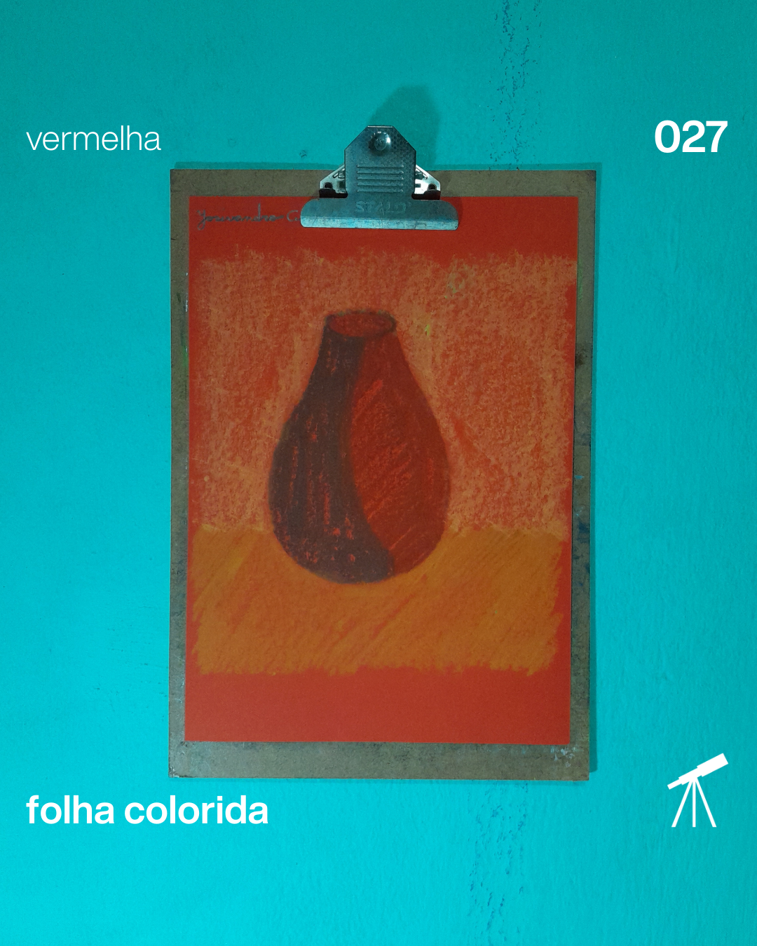 #FolhaVermelha 027 - Vaso de barro 1 Vaso de barro desenhado sob uma mesa de cor amarela e um fundo branco, feito com giz pastel em uma folha de cor vermelha.
