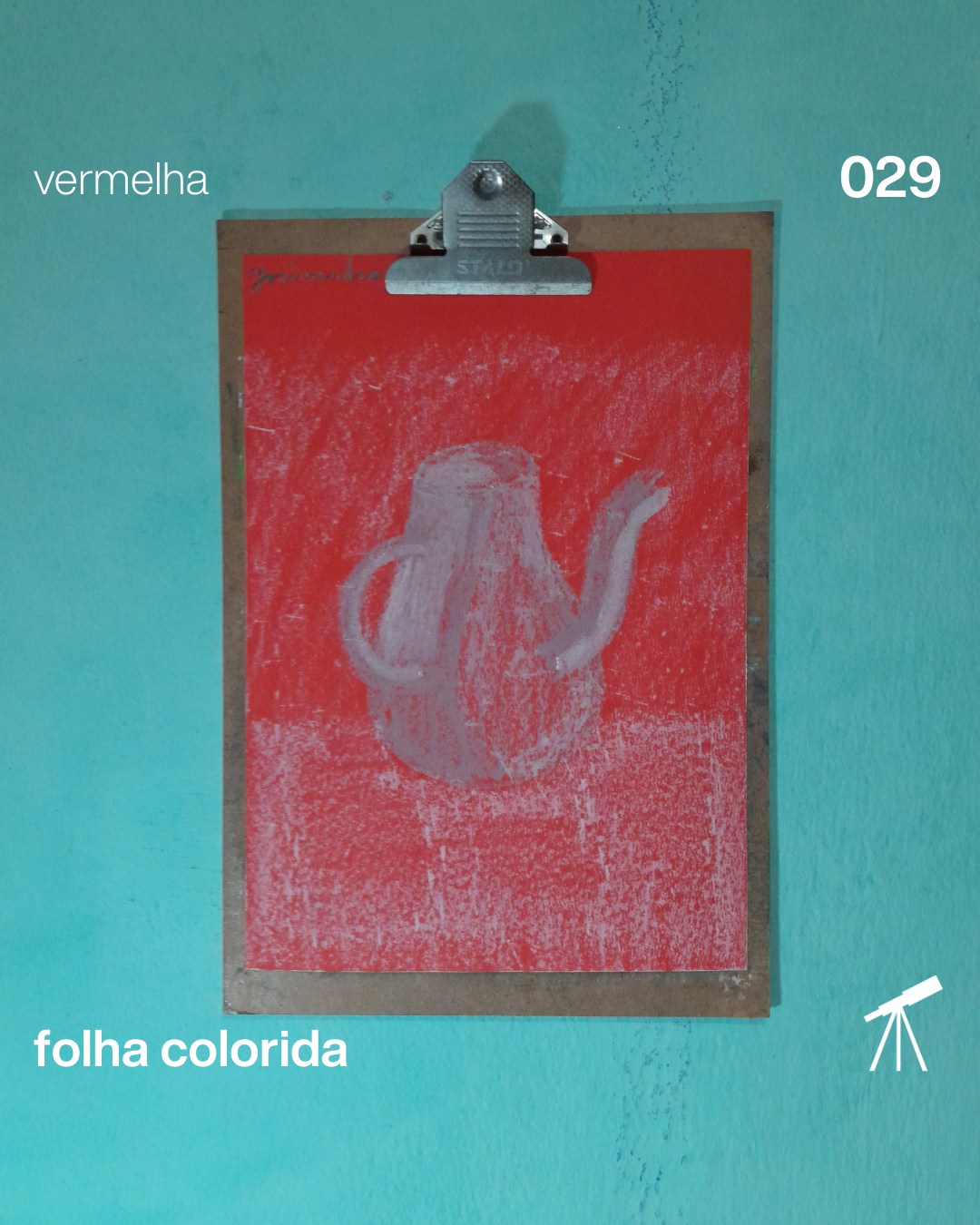 Desenho de um bule em tons de cinza em uma folha de cor vermelha.